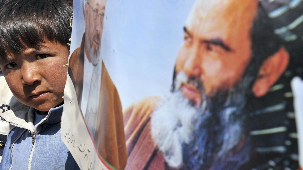 "طالبان" تزيل تمثال زعيم للهزارة في باميان