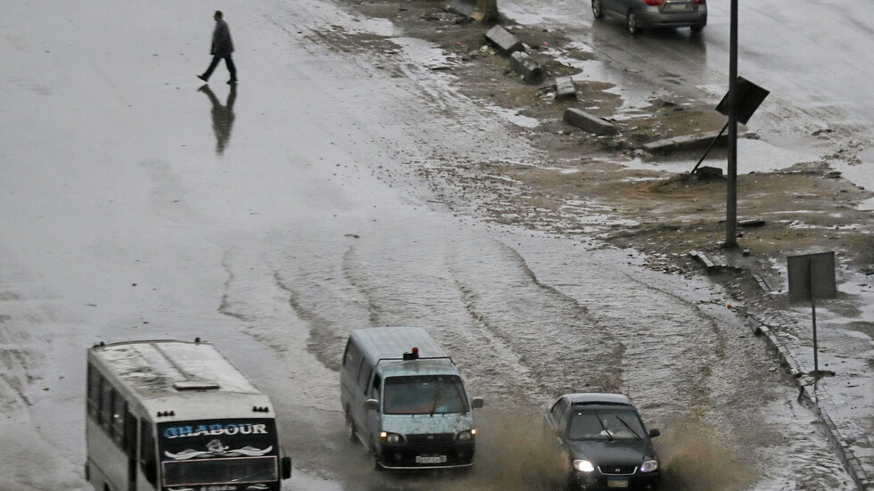 مصر.. العاصفة تتسبب في لدغات عقارب وثعابين وانهيار منازل (فيديوهات)