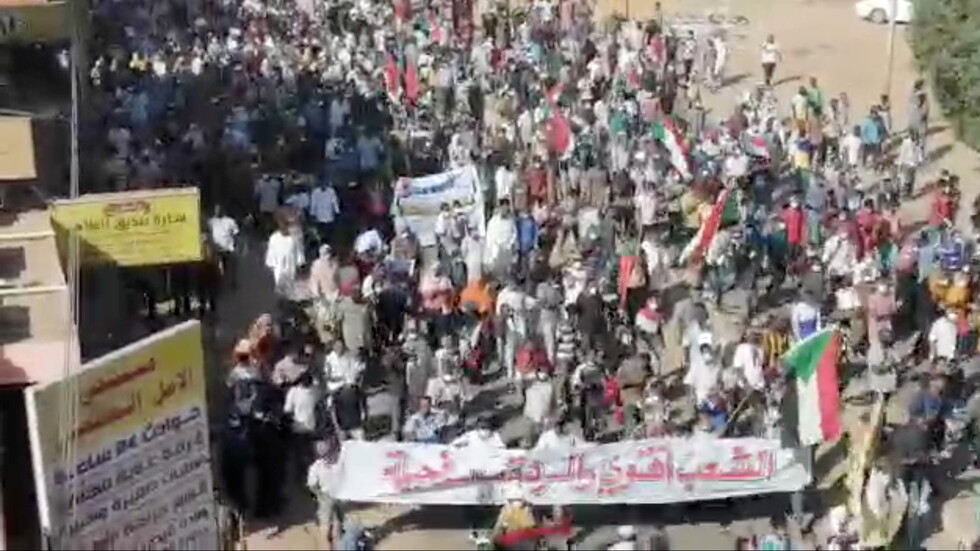 الشرطة السودانية: إصابة 39 من عناصر الأمن جراء انحراف الاحتجاجات عن مسارها السلمي