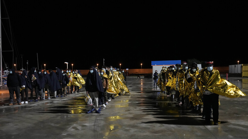 خفر السواحل الإيطالي ينقذ أكثر من 300 مهاجر في الأبيض المتوسط