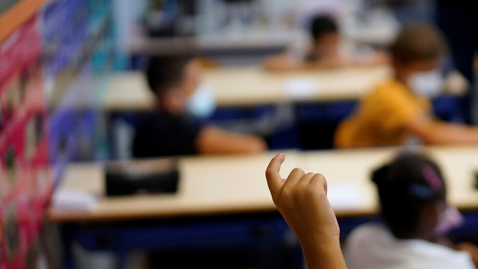 بعد رفضها ارتداء الكمامة.. فصل معلمة فرنسية لمدة أسبوع من عملها