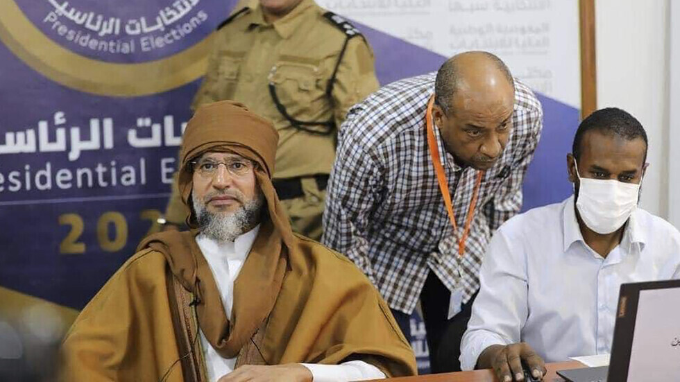 صحيفة "هآرتس" الإسرائيلية تنشر مزاعم بشأن سيف الإسلام القذافي وخليفة حفتر