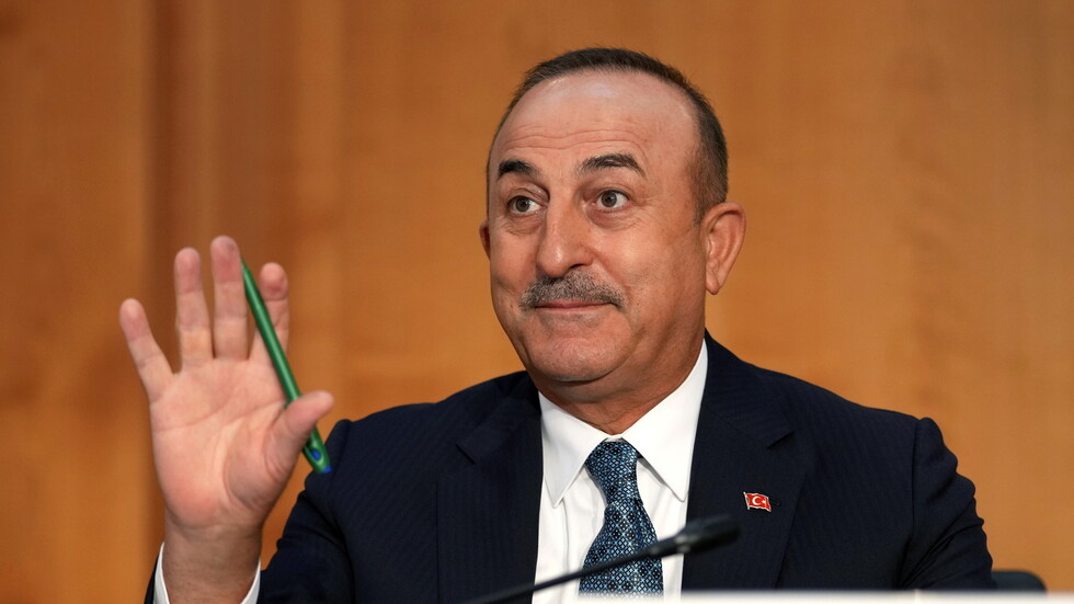 وزير الخارجية التركي يصل إلى بيروت