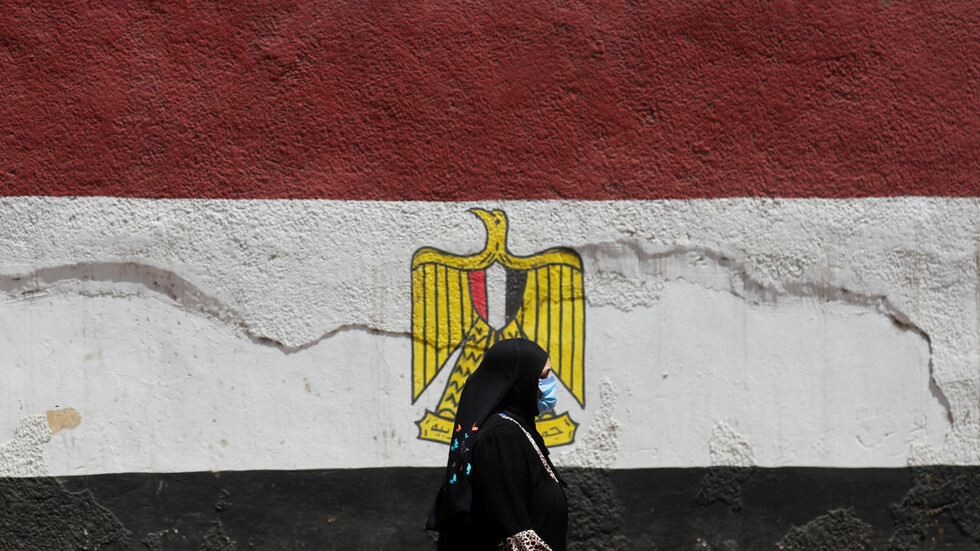مصر.. وزارة الصحة تصدر تحذيرا بعد يوم من تطبيق منع الموظفين غير المطعمين من الالتحاق بأعمالهم