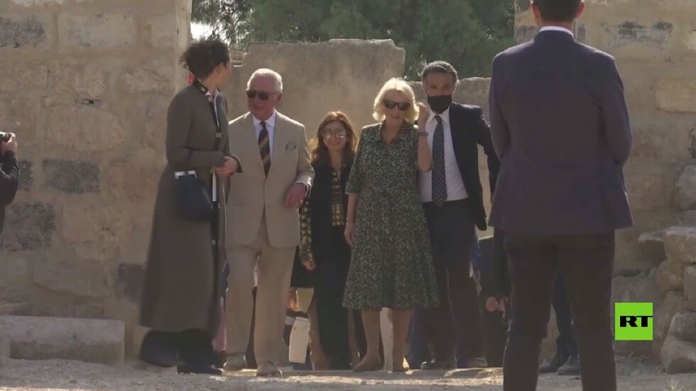 شاهد.. الأمير تشارلز يصل على مروحية إلى مدينة جدارا الأثرية في أم قيس بالأردن