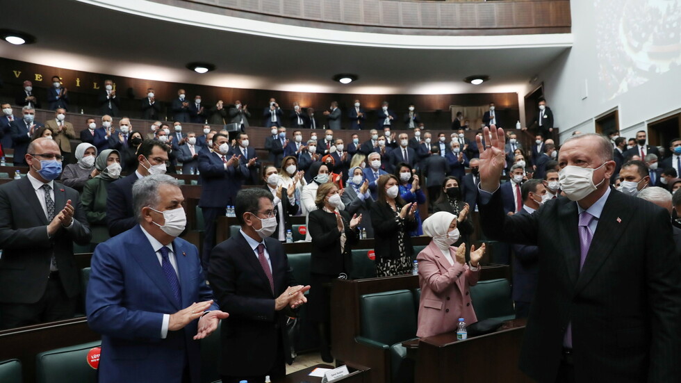 "زمان": وزير تركي يمتنع عن التصفيق لأردوغان خلال كلمة له في البرلمان (صورة)