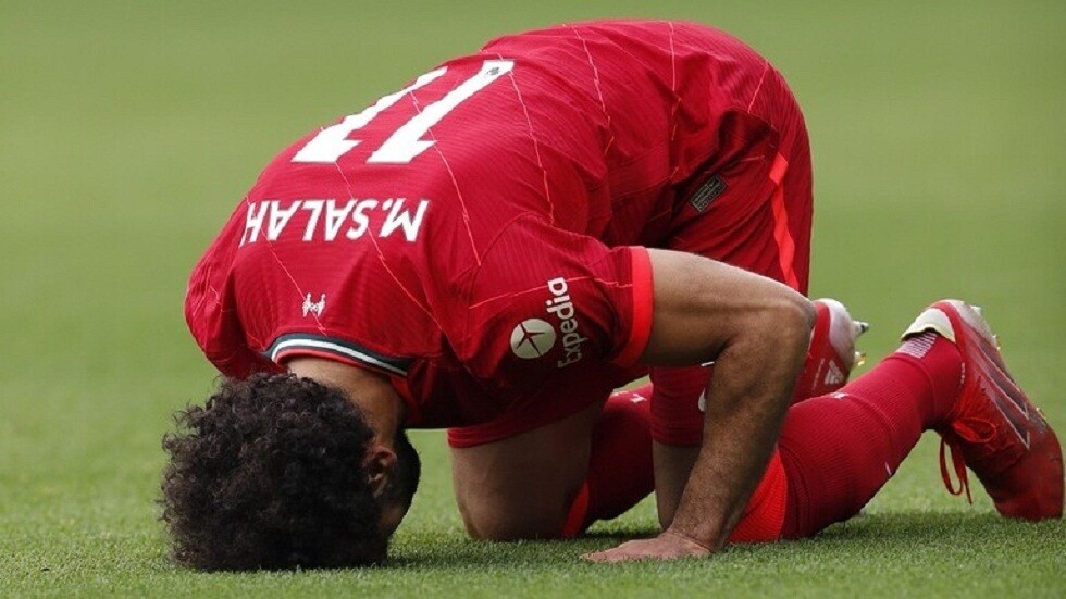 صلاح يتبرع بقميص 