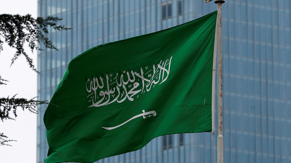 السعودية.. لحظة الكشف عن محاولة تهريب زجاجات خمر خبئت بطريقة "شيطانية"