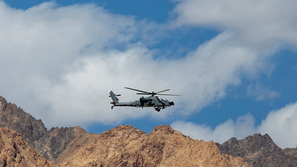 الهند.. هبوط اضطراري لمروحية من طراز "MI-17" بإحدى المناطق الجبلية وإصابة طاقمها