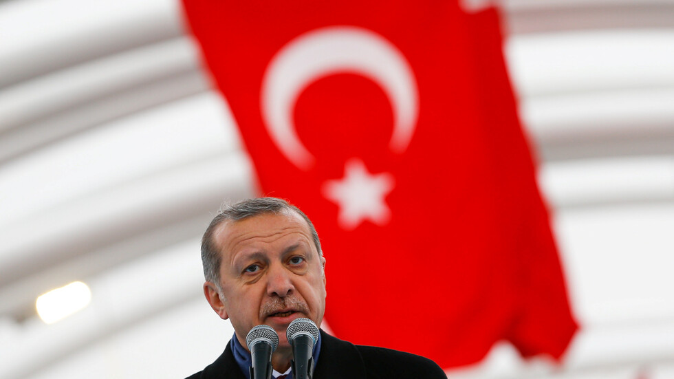 ردا على خريطة أهديت لأردوغان تشمل أجزاء من روسيا.. الكرملين يذكر بالموقع الحقيقي لقلب العالم التركي