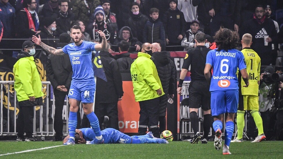 توقف مباراة ليون ومرسيليا بعد إلقاء الجماهير قارورة على رأس أحد اللاعبين (فيديو وصور)