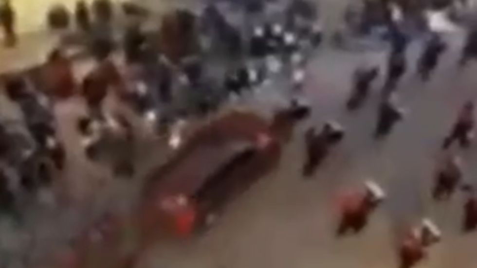 لحظة دهس سيارة عددا من المشاركين في مسيرة عيد الميلاد بولاية ويسكونسن الأمريكية