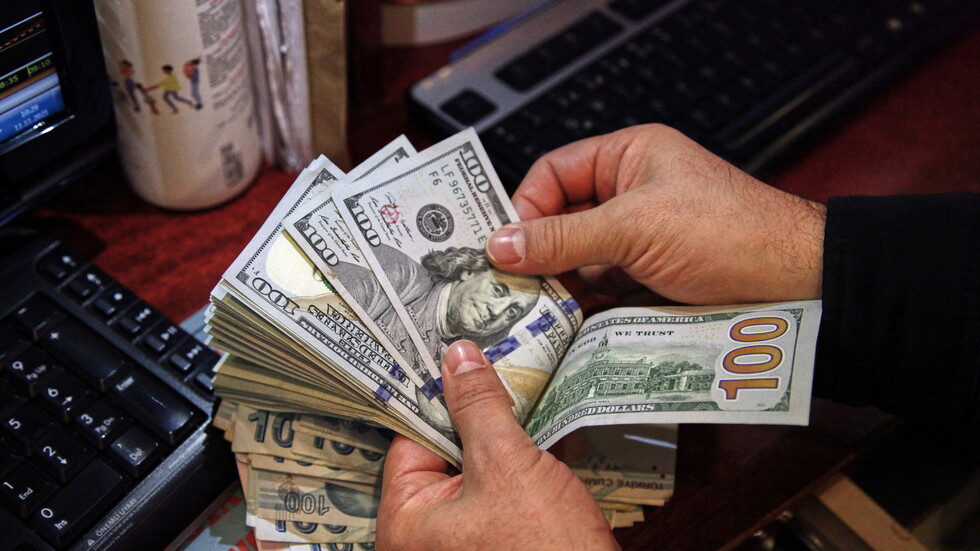 بعد قرار لبايدن.. الدولار يقفز إلى أعلى مستوى في أكثر من عام والذهب يهبط