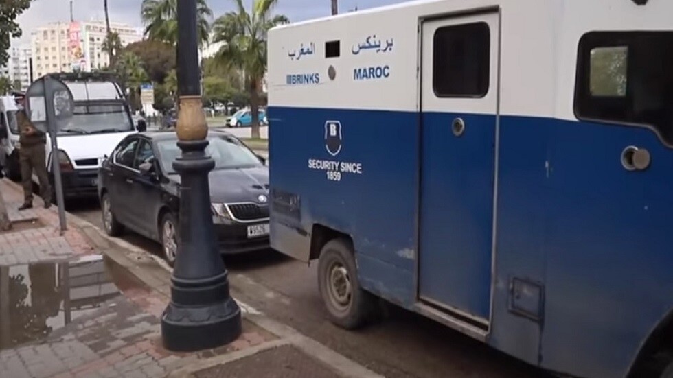 سطو هوليودي على سيارة نقل أموال بالمغرب.. ملثمان يسرقان 160 مليونا ويفران بسيارة أجرة (فيديو)