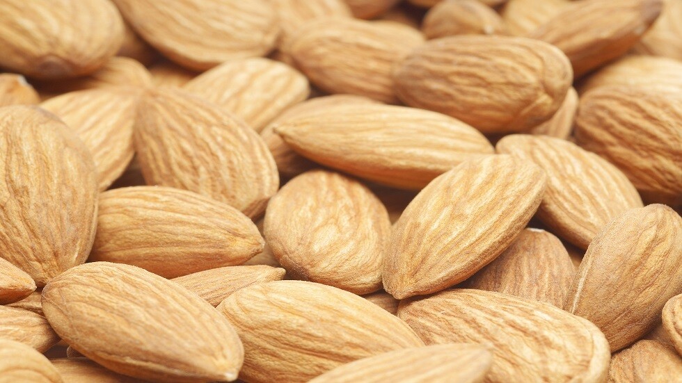 خبيرة تغذية تحذر من خطورة اللوز