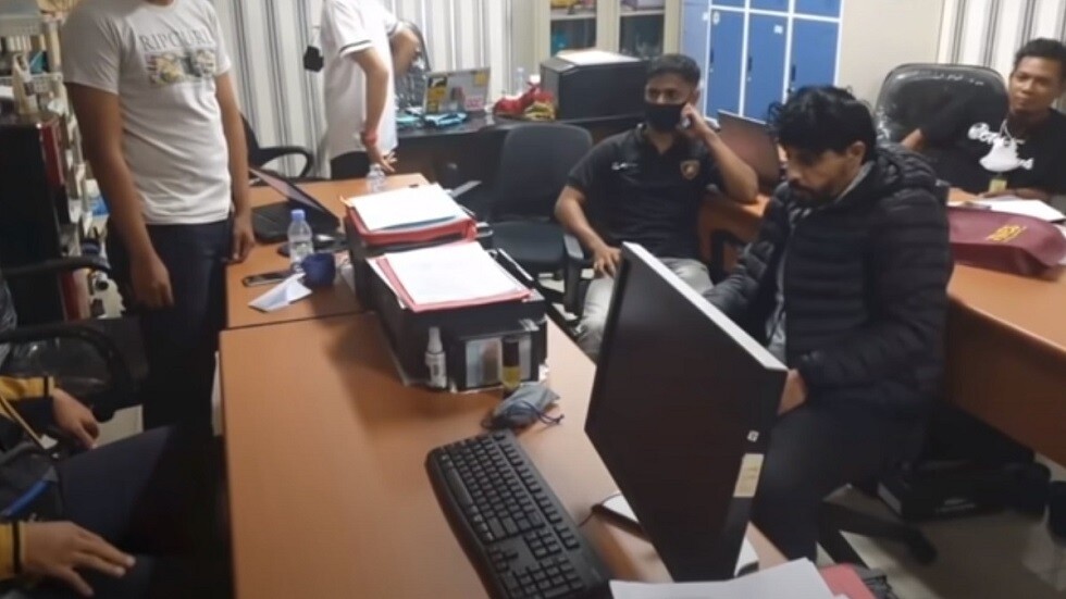 إندونيسيا.. سعودي يقتل زوجته بـ"الأسيد" والشرطة تعتقله في مطار سوكارنو هاتا (فيديو)