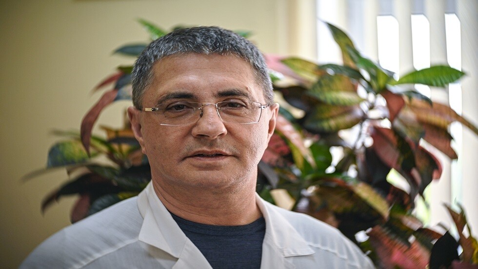 طبيب وإعلامي روسي يتحدث عن طرق الوقاية من سلالة "أوميكرون"