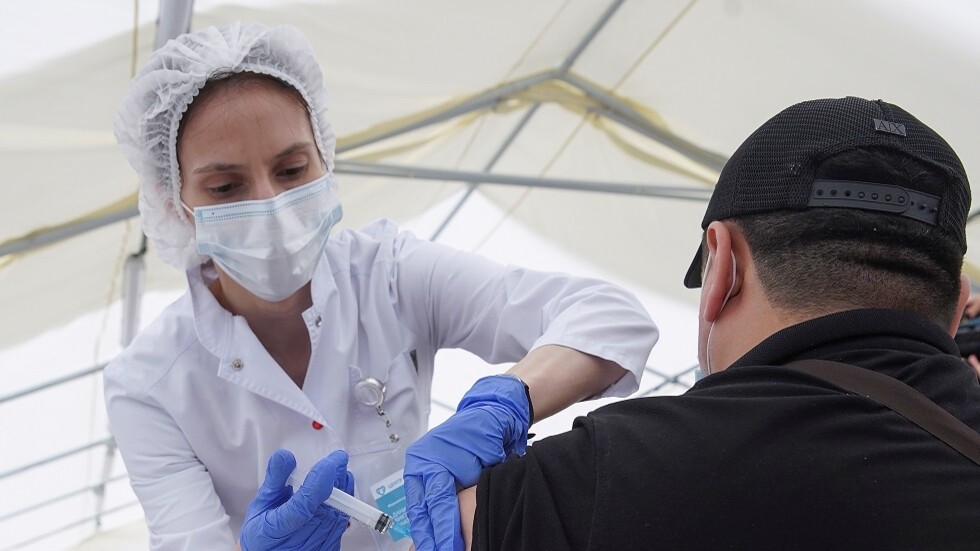 فرنسا.. تطعيم العشرات ضد كورونا بلقاحات منتهية الصلاحية