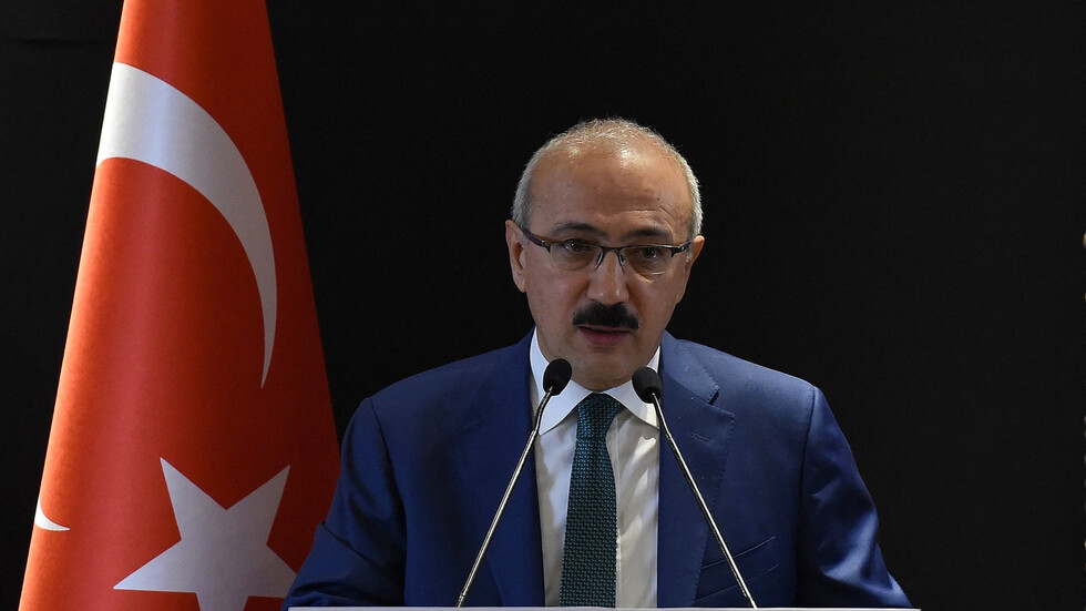 أردوغان يقبل استقالة وزير المالية التركي على خلفية انهيار الليرة ويعين خلفا له