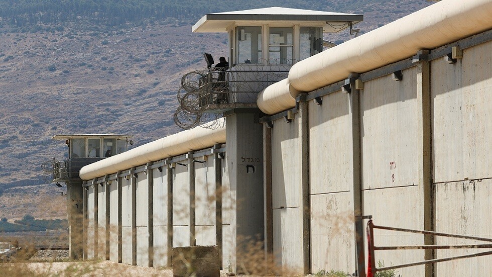 ضابط إسرائيلي ينفي حض مجندات على علاقات جنسية مع أسرى فلسطينيين