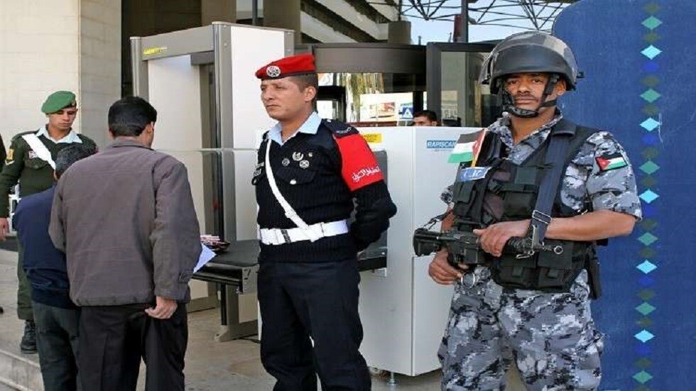 الأردن.. ضبط أكثر من 100 جهاز "آيفون" مخفية بطريقة غريبة! (فيديو)