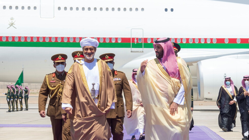 سلطان عمان يستقبل ولي العهد السعودي أثناء وصوله إلى مسقط (صور)