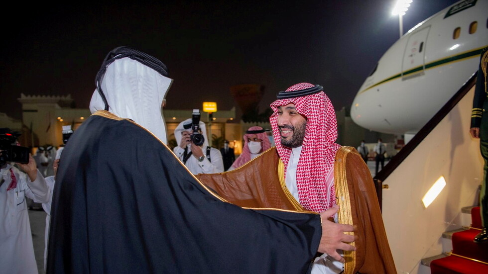 شاهد.. محمد بن سلمان يستقبل الشيخ تميم في الرياض و"حديث أخوي" بينهما على هامش القمة الخليجية