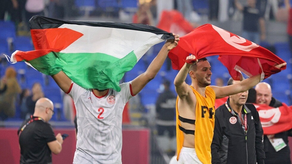 شاهد.. لاعبو منتخب تونس يرفعون أعلام فلسطين خلال احتفالهم بالتأهل إلى نهائي كأس العرب