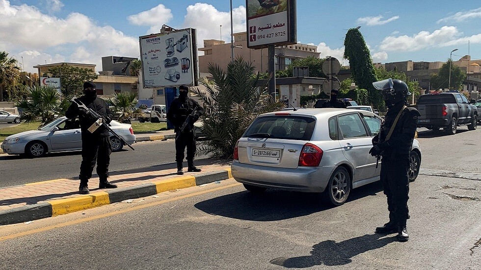 قائد جماعة مسلحة ليبية يهدد بإغلاق مؤسسات الدولة في طرابلس