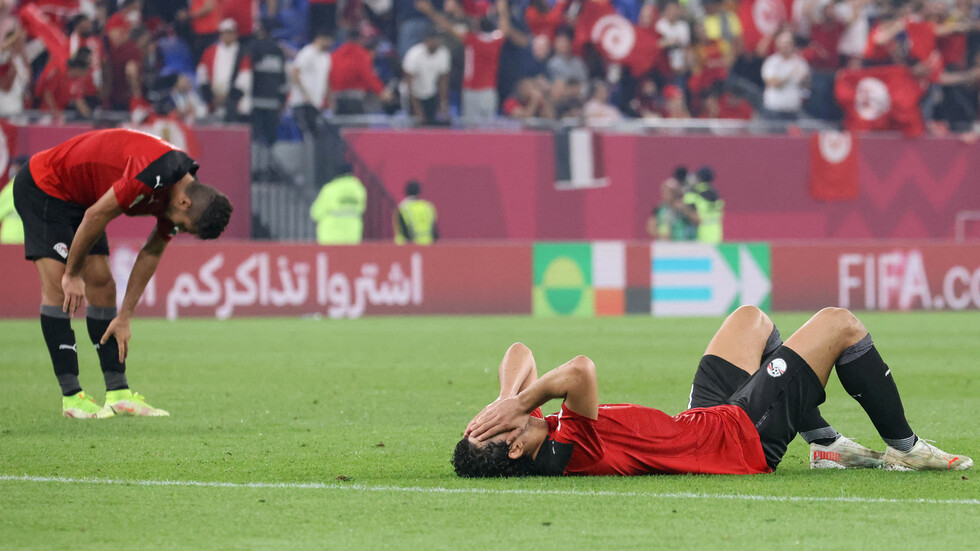 إقصاء المنتخب المصري بنيران صديقة يفجر الجدل بين مشجعي الأهلي والزمالك (فيديو)