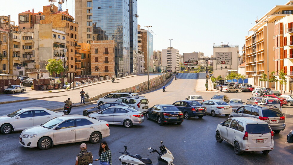 لبنان.. قطع الطرقات تزامنا مع إضراب قطاع النقل البري