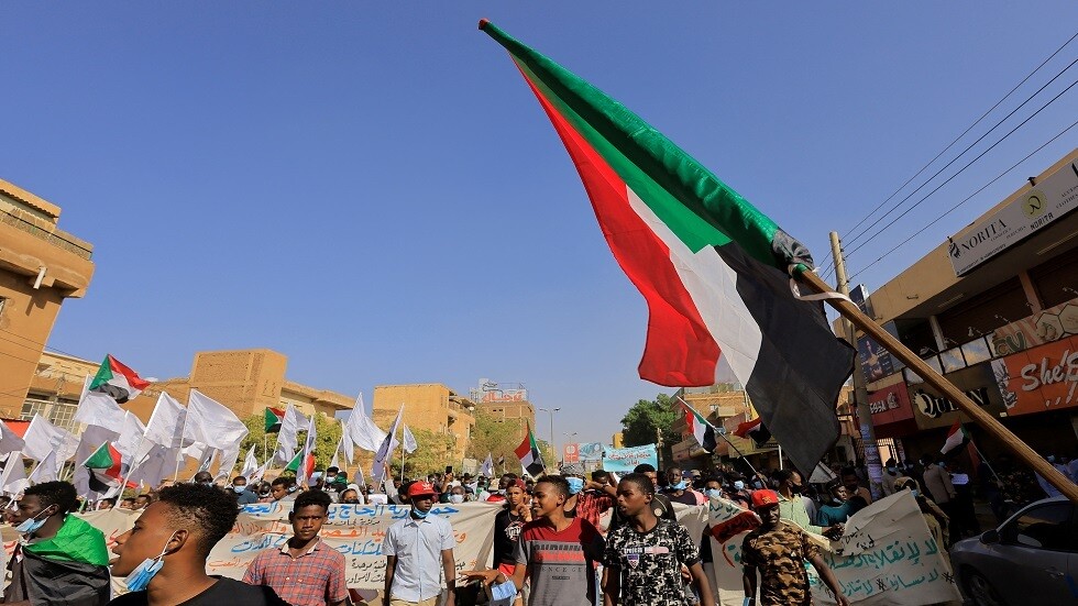 السودان.. "الحرية والتغيير" تتهم "الانقلابيين" بمهاجمة ندوتها بالأسلحة البيضاء وقنابل الغاز (فيديو)