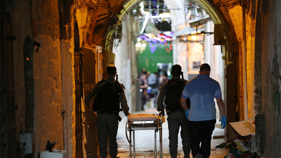 إصابة فلسطينية برصاص الجيش الإسرائيلي بزعم محاولتها تنفيذ عملية طعن قرب الحرم الإبراهيمي