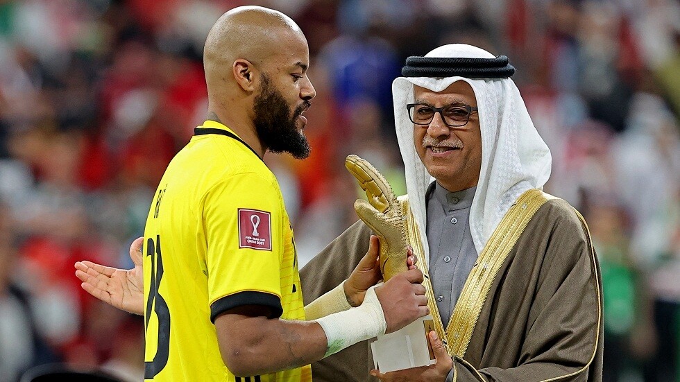 حامي عرين "محاربي الصحراء" يتوج بجائزة القفاز الذهبي في كأس العرب