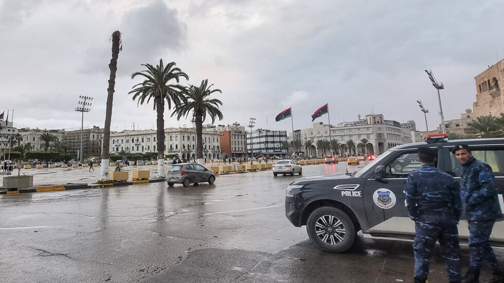 انتشار عربات مدرعة في مناطق من جنوب شرق العاصمة الليبية وإغلاق طرق بسواتر ترابية