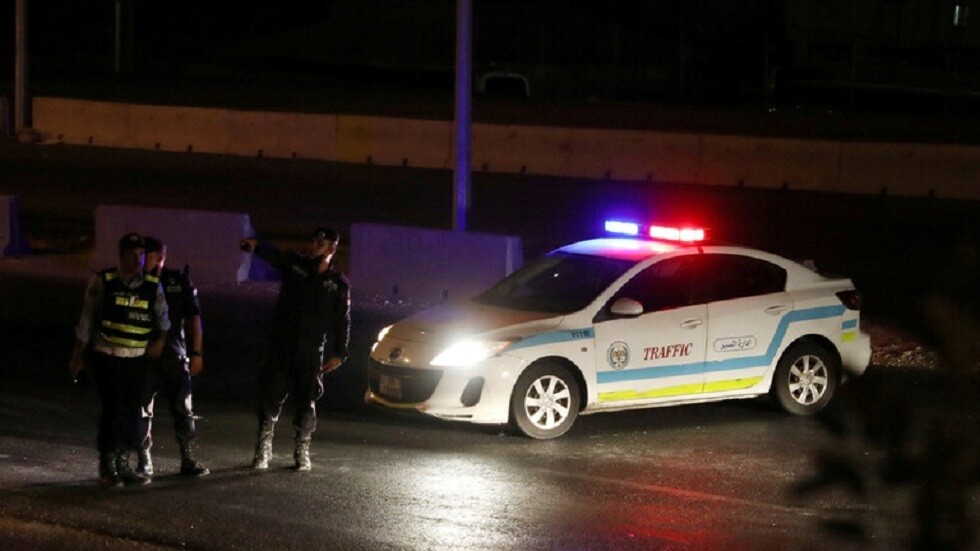 الشرطة الأردنية تلقي القبض على لص سرق سيارة بداخلها 3 أطفال