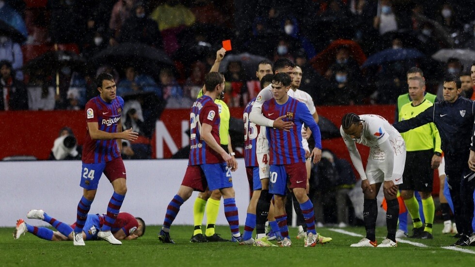 شاهد.. تصرف لا أخلاقي للاعب في مباراة إشبيلية وبرشلونة