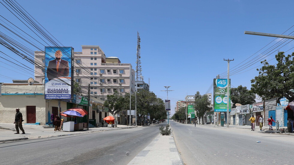 لجنة الانتخابات الصومالية تسحب الثقة عن رئيسها
