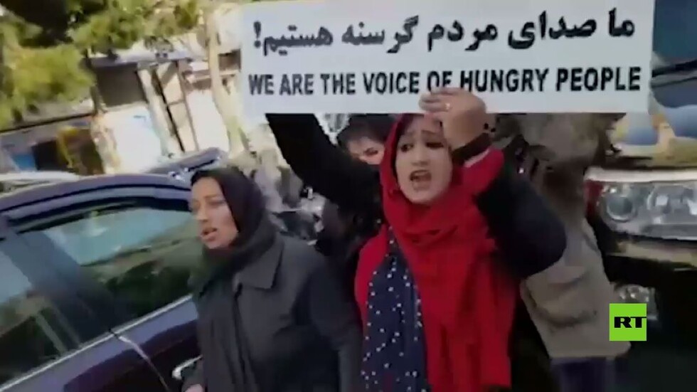 بالفيديو.. مسلحو طالبان يطلقون النار لتفريق مظاهرة نسائية وسط كابل
