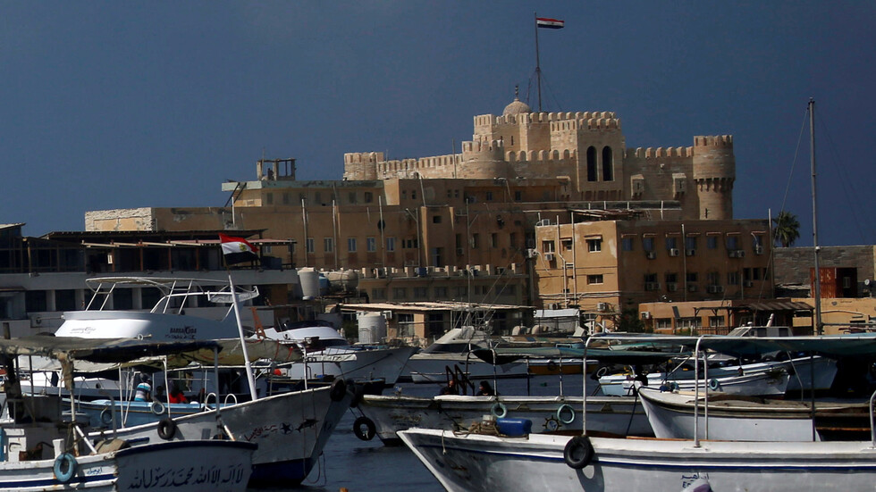 مصر.. فقدان 6 صيادين في حادث غرق مركب صيد