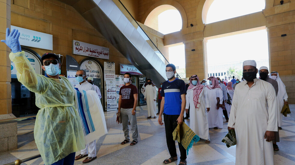 السعودية..إعادة تطبيق إجراءات التباعد الجسدي بين المصلين في الحرمين بدءا من الغد
