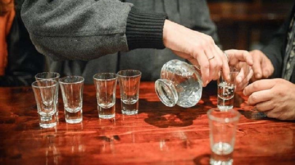 علماء أمريكيون يزعمون أن شرب الكحول يقلل من خطر الإصابة بـ "كوفيد-19"