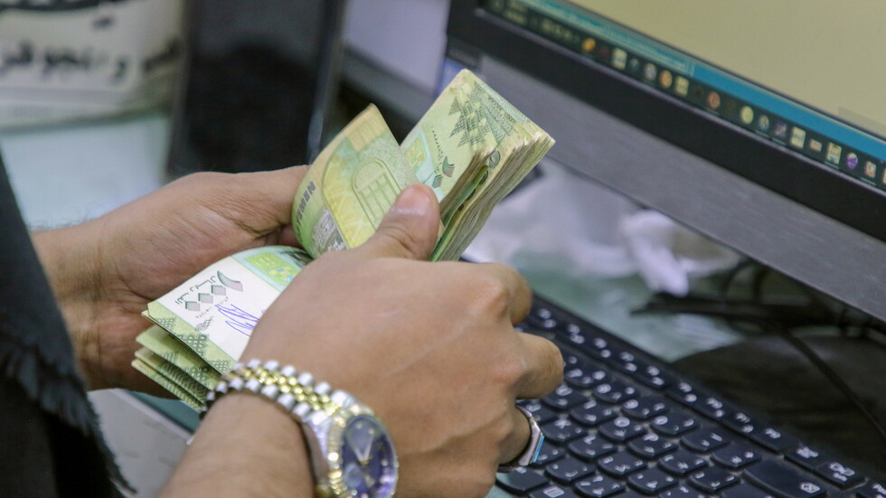 الريال اليمني يعاود الهبوط والدولار يتخطى عتبة الألف ريال مجددا