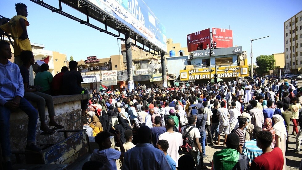 السلطات السودانية تنشر قوات الأمن وتغلق جسور العاصمة تأهبا لـ