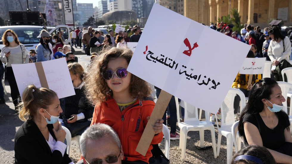لبنان.. المئات يحتجون على إجراءات تستهدف غير المطعمين ضد كورونا (فيديو)