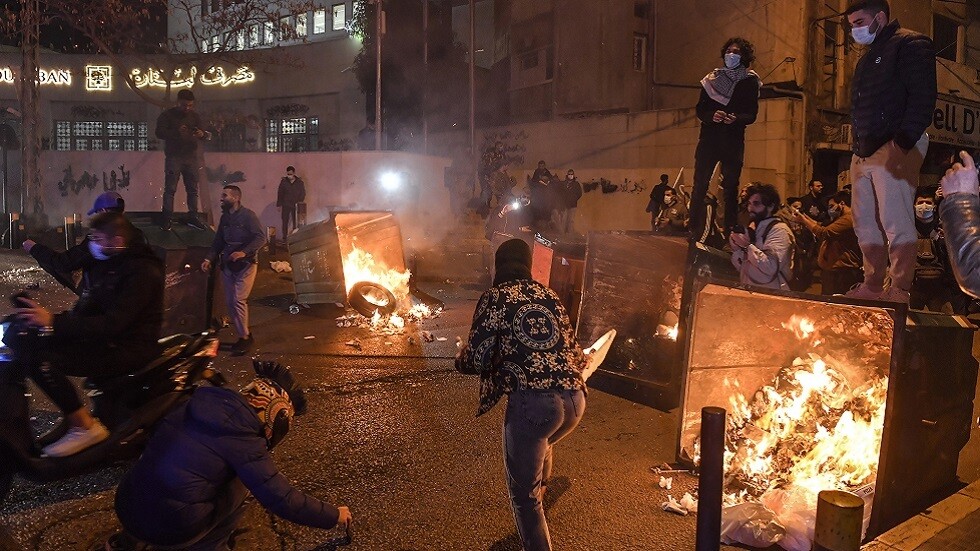 لبنان.. محتجون يقطعون عددا من الطرق
