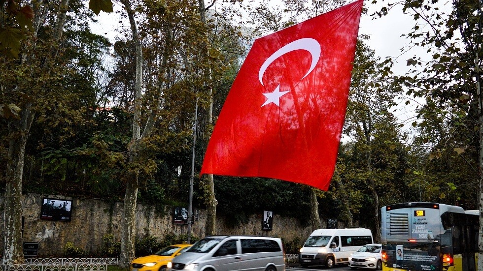 محكمة تركية تقضي بسجن 3 رؤساء بلديات ينتمون إلى الحزب الحاكم