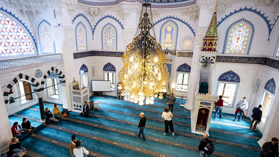 بلجيكا.. سحب الإقامة من إمام عربي معروف "لتهديده الأمن القومي"