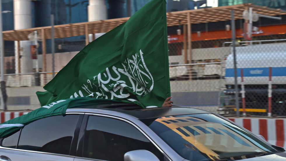 السعودية.. "مجهّز مرضى" يتجاوز صلاحياته ويسبب "العمى" لـ6 منهم