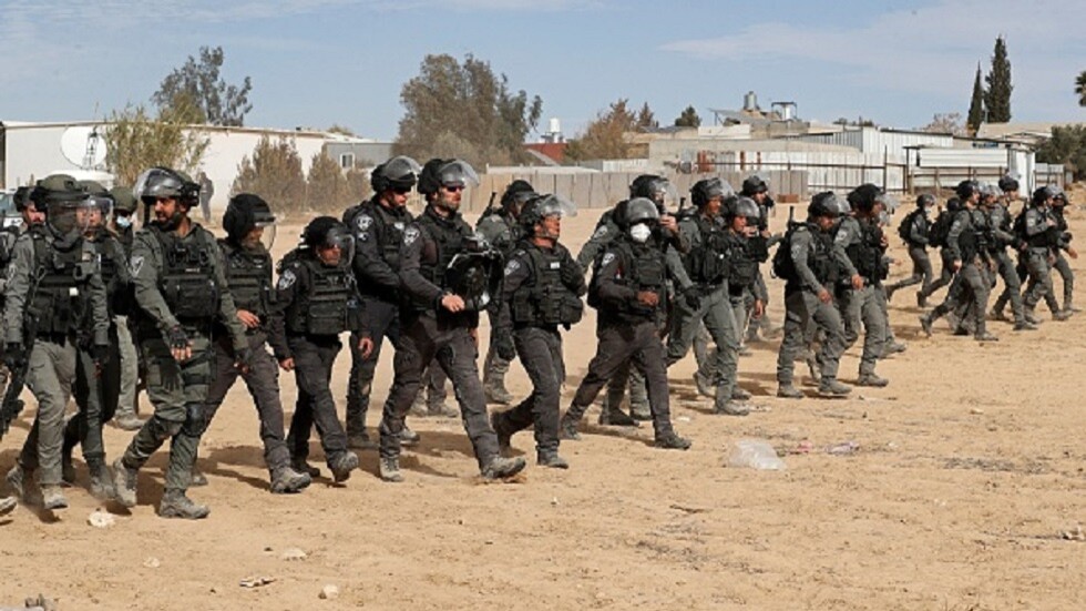 الشرطة الإسرائيلية تعتقل طفلا فلسطينيا بالنقب أثناء نومه (صورة)